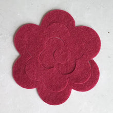 Load image into Gallery viewer, Pink Felt Flower Kit, Felt 3D flowers, Roll up felt flowers, Die cut felt flowers