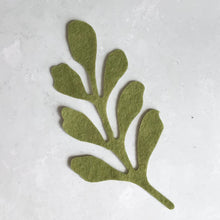 Load image into Gallery viewer, Pink Felt Flower Kit, Felt 3D flowers, Roll up felt flowers, Die cut felt flowers