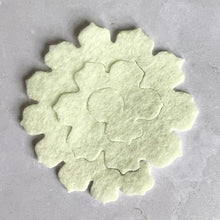 Load image into Gallery viewer, Pink Felt Flower Kit, Felt 3D flowers, Roll up felt flowers, Die cut felt flowers