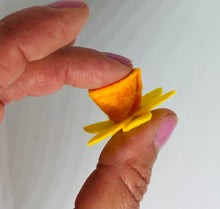 Load image into Gallery viewer, Felt Daffodil Flowers, Felt die cut flowers, DIY Flower Kit