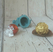 Load image into Gallery viewer, Statue of Liberty Knitting Pattern, PDF, Ferrero Rocher Chocolate Cover