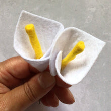 Load image into Gallery viewer, Felt Calla Lily, Felt die cut flowers, DIY Flower Kit
