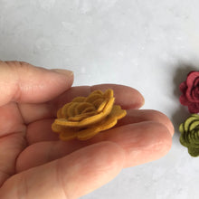 Load image into Gallery viewer, Autumn Felt Roses, Die cut felt flowers, 3D Roll Up flower

