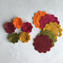 Load image into Gallery viewer, Autumn Felt Roses, Die cut felt flowers, 3D Roll Up flower
