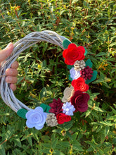 Load image into Gallery viewer, Christmas Felt Flower Kit, Felt 3D flowers, Roll up felt flowers, Die cut felt flowers

