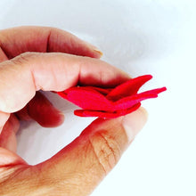 Load image into Gallery viewer, Christmas Felt Flower Kit, Felt 3D flowers, Roll up felt flowers, Die cut felt flowers
