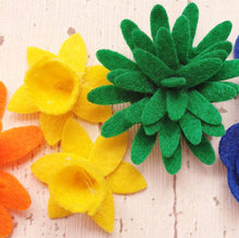 Load image into Gallery viewer, Rainbow Felt Flower Kit, Felt 3D flowers, Roll up felt flowers, Die cut felt flowers

