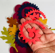 Load image into Gallery viewer, Autumn Felt Flower Kit, Felt 3D flowers, Roll up felt flowers, Die cut felt flowers
