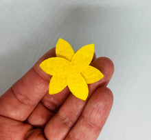 Load image into Gallery viewer, Felt Daffodil Flowers, Felt die cut flowers, DIY Flower Kit
