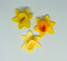 Load image into Gallery viewer, Felt Daffodil Flowers, Felt die cut flowers, DIY Flower Kit
