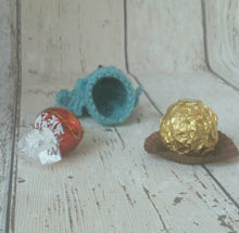 Load image into Gallery viewer, Statue of Liberty Knitting Pattern, PDF, Ferrero Rocher Chocolate Cover
